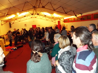 Amazing charismatic Catholics worshipping JESUS...